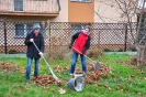 Sprzątanie ogrodu szkolnego -16.XI.2011